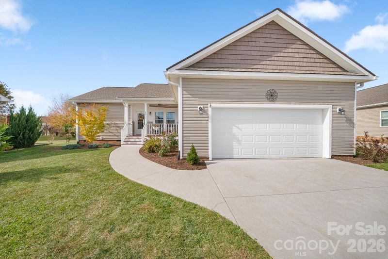 457 Riverwind Dr, Hendersonville, NC 28739