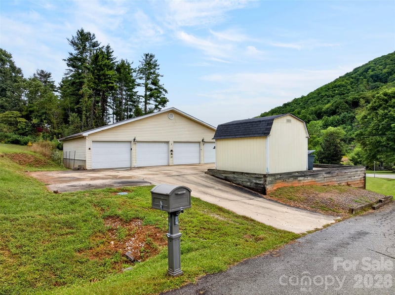 3 S Creek Dr, Leicester, NC 28748