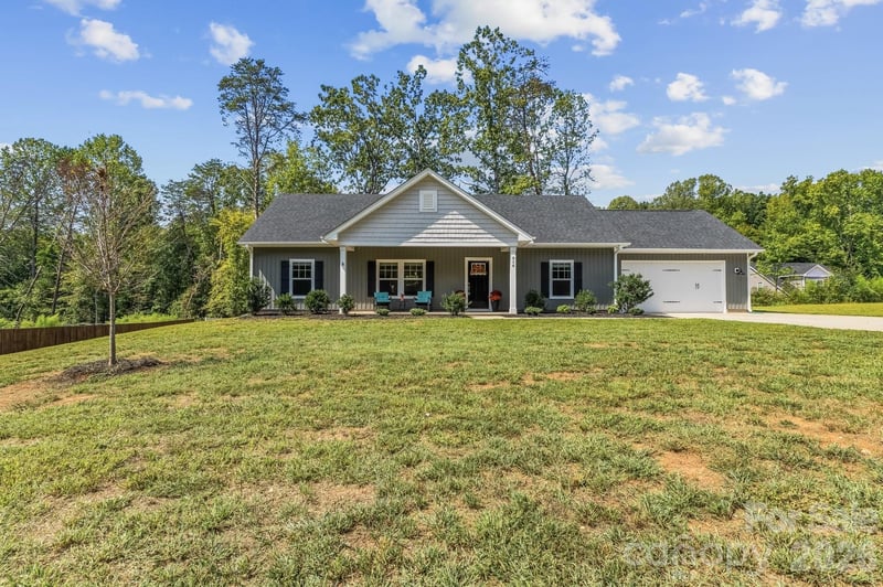 916 Westminster Dr #8, Statesville, NC 28677