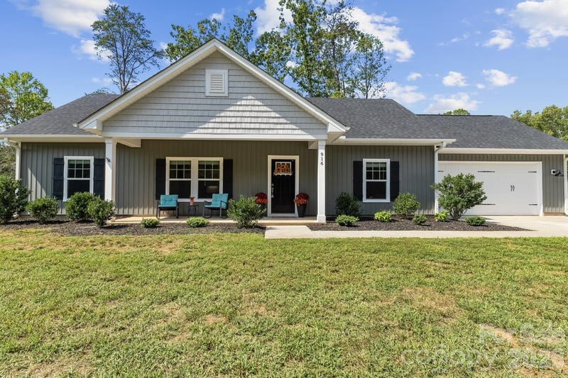916 Westminster Dr #8, Statesville, NC 28677