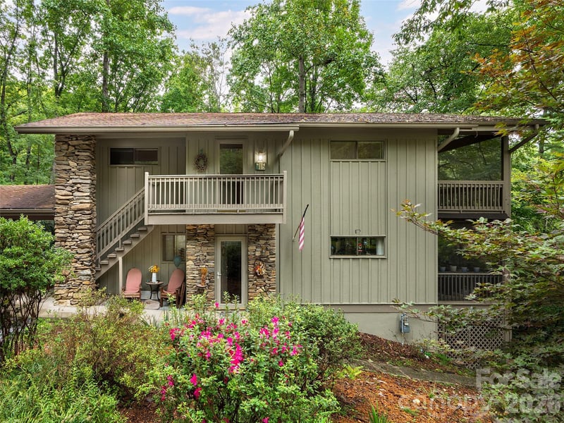 15 Cedarbrook Dr, Hendersonville, NC 28739