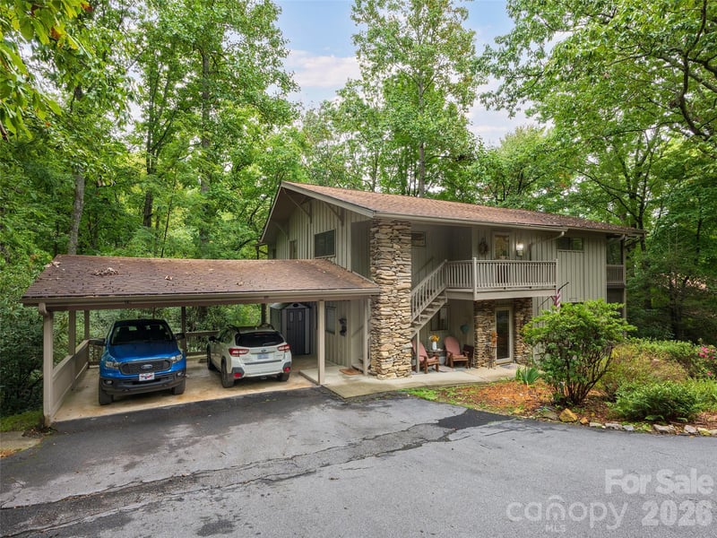 15 Cedarbrook Dr, Laurel Park, NC 28739