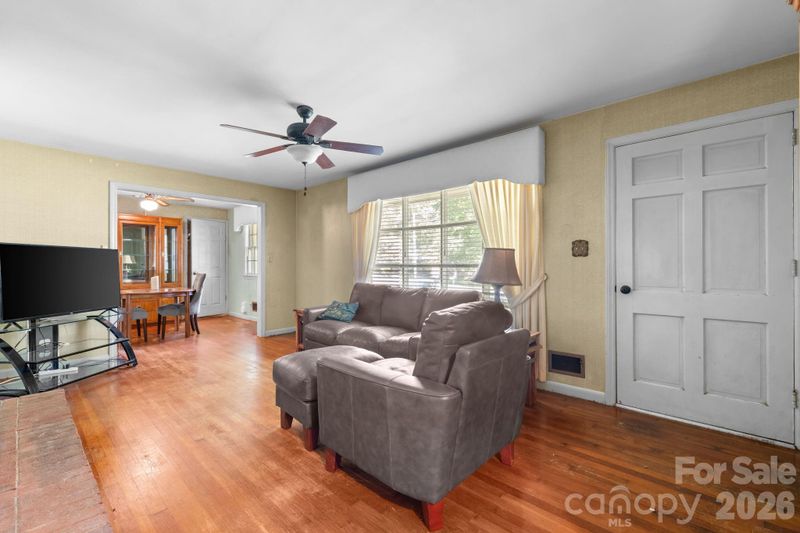 1416 36th Avenue Dr NE, Hickory, NC 28601