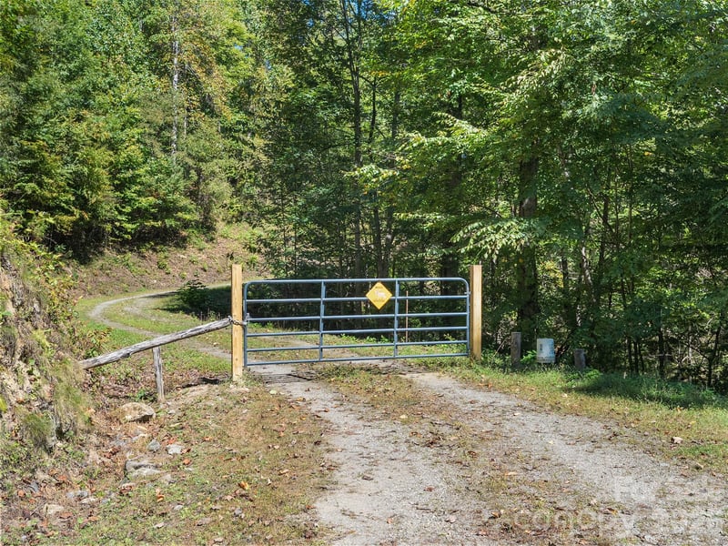 00 Mcnary Dr, Clyde, NC 28721