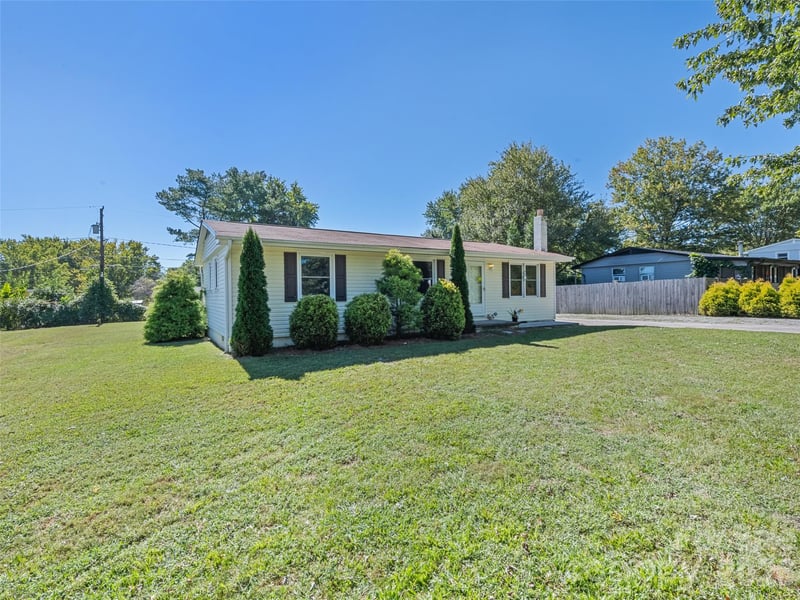 1188 Eastbrook Dr, Hendersonville, NC 28720