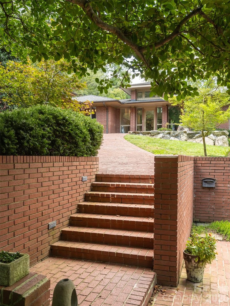 57 Stuyvesant Rd, Asheville, NC 28803