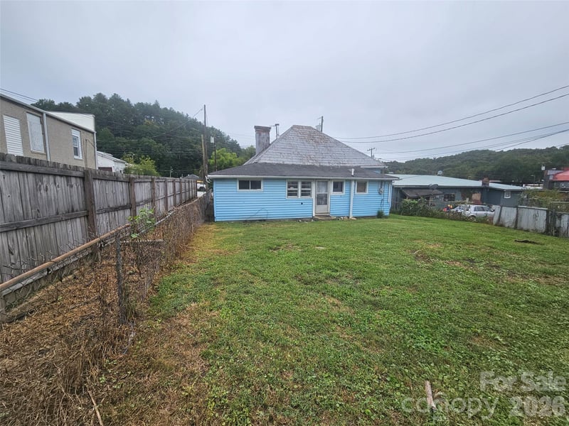 28 Chestnut St, Rosman, NC 28772
