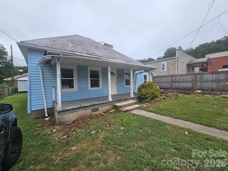 28 Chestnut St, Rosman, NC 28772