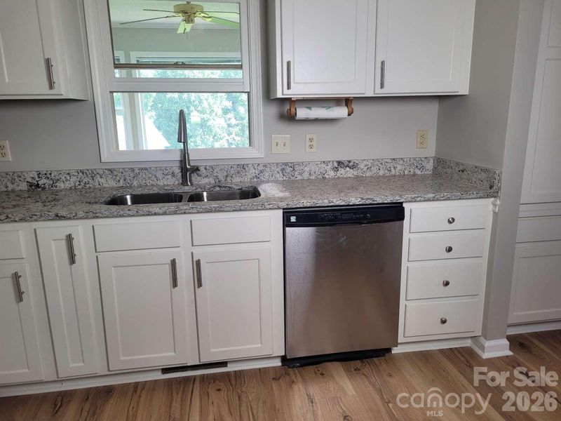 3842 Serenity Dr, Hickory, NC 28602