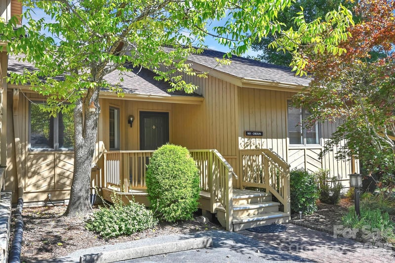 901 Red Oak Dr, Hendersonville, NC 28791