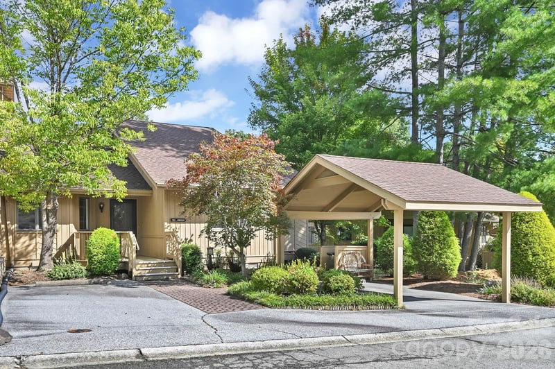 901 Red Oak Dr, Hendersonville, NC 28791