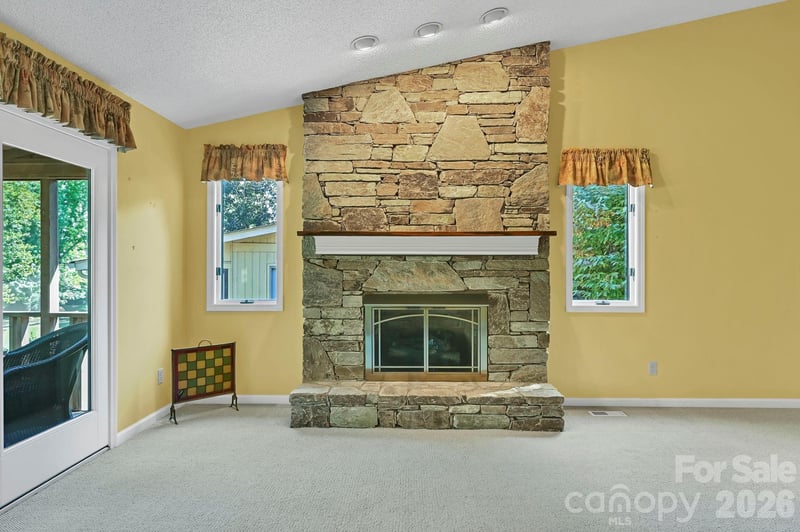 901 Red Oak Dr, Hendersonville, NC 28791