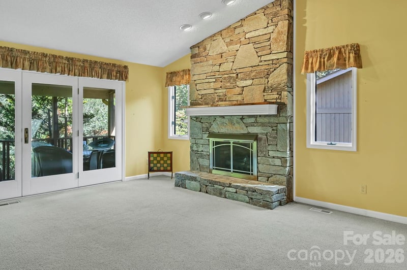 901 Red Oak Dr, Hendersonville, NC 28791
