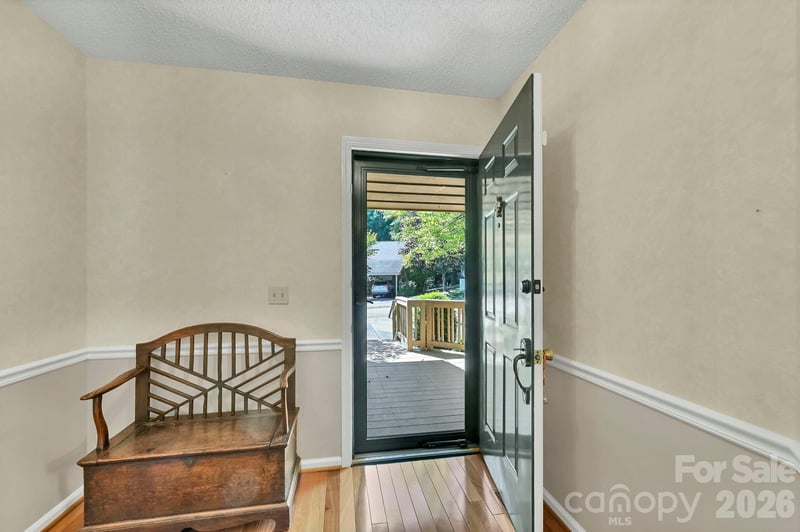 901 Red Oak Dr, Hendersonville, NC 28791