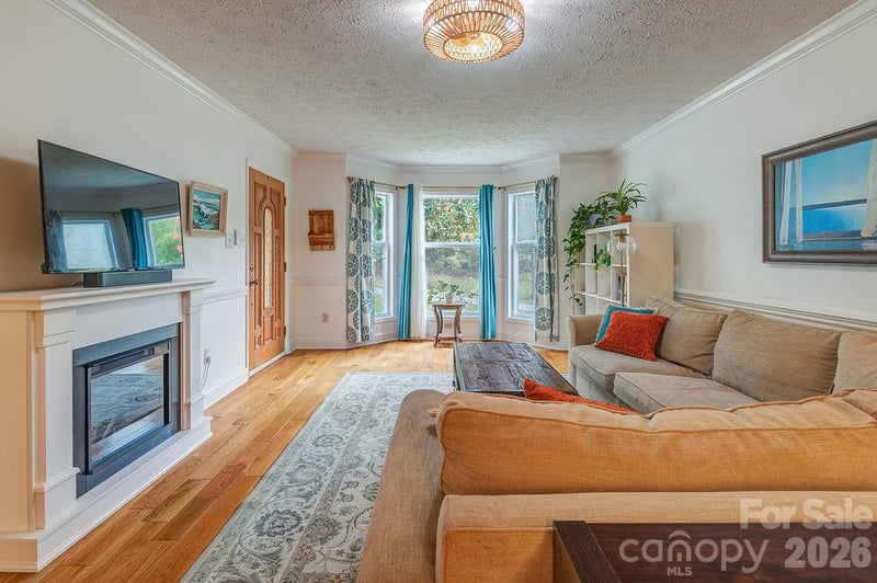 5 Parkway Creek Dr, Asheville, NC 28803