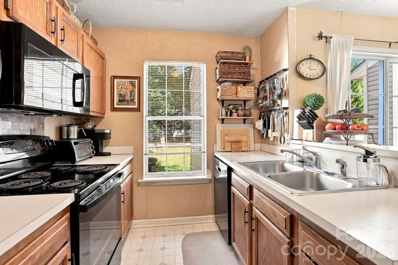 8256 Golf Ridge Dr, Charlotte, NC 28277