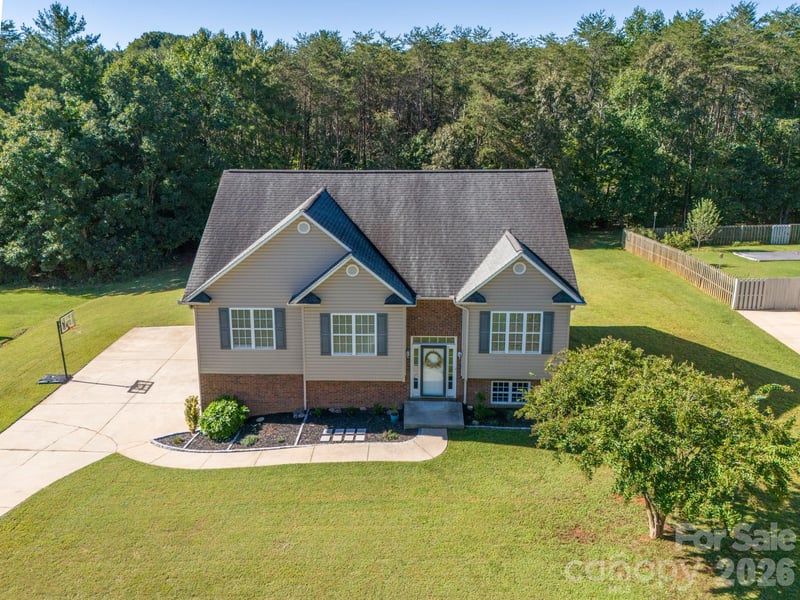 9530 Driftwood Ct, Hickory, NC 28601