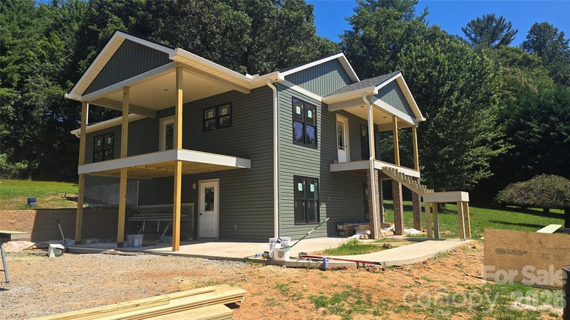 205 Forest Bend Dr, Horse Shoe, NC 28742