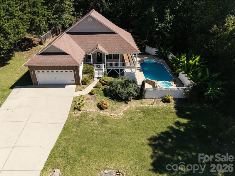 6391 Cathedral Dr, Hickory, NC 28601
