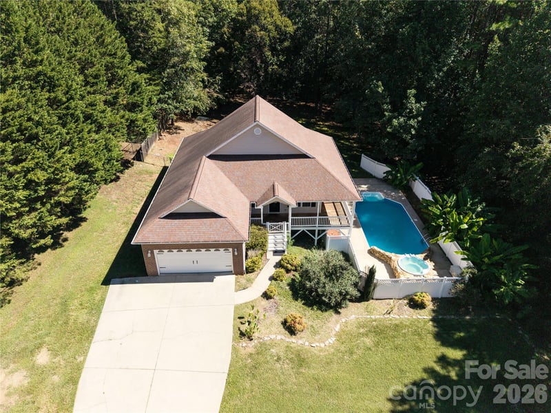 6391 Cathedral Dr, Hickory, NC 28601