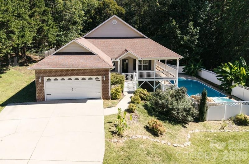 6391 Cathedral Dr, Hickory, NC 28601