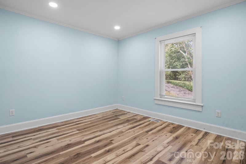 102 Lake Dr, Hickory, NC 28601