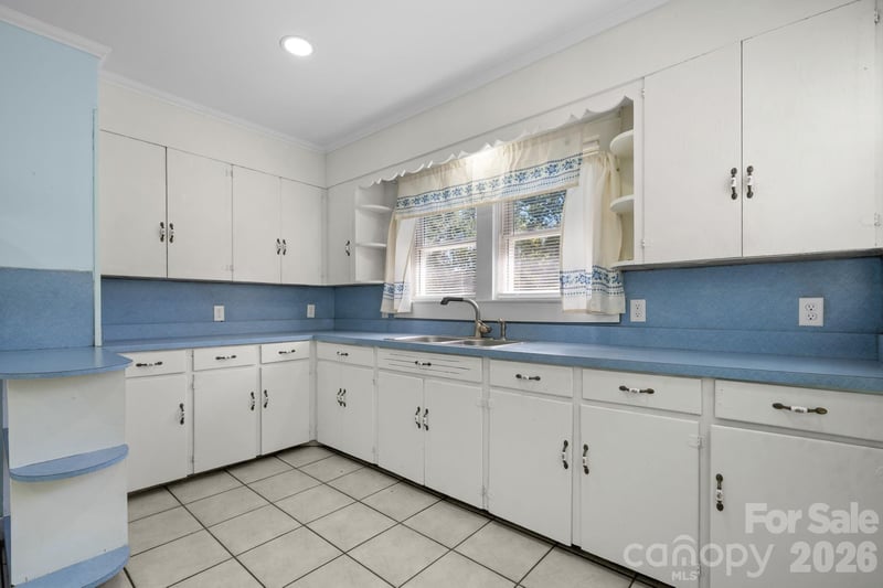 102 Lake Dr, Hickory, NC 28601