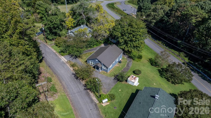 102 Lake Dr, Hickory, NC 28601