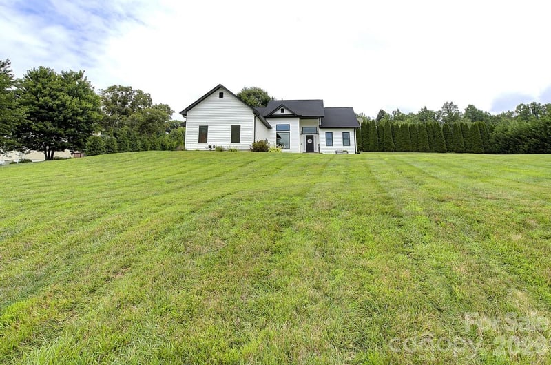60 Golden Ln, Leicester, NC 28748