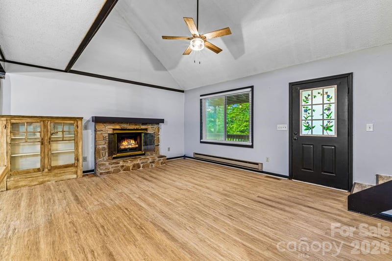 105 Shirley Dr, Maggie Valley, NC 28751