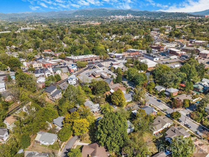 8 Maple Crescent St, Asheville, NC 28806