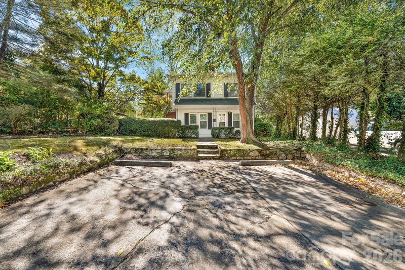 8 Maple Crescent St, Asheville, NC 28806