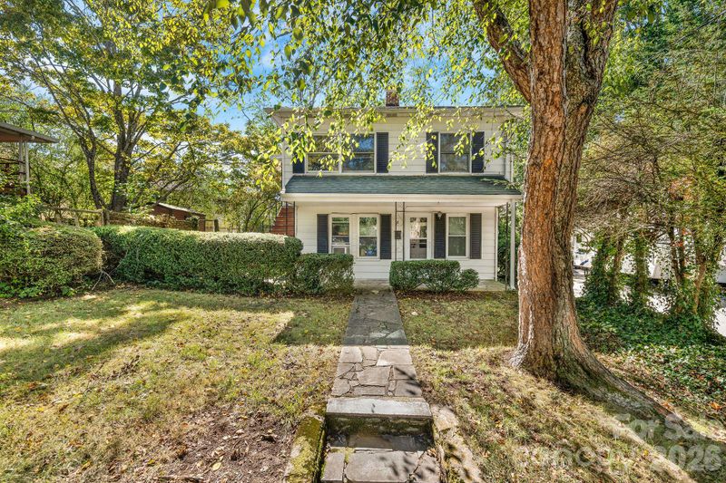 8 Maple Crescent St, Asheville, NC 28806