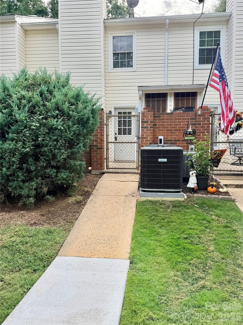 11011 Hunter Trail Ln, Charlotte, NC 28226