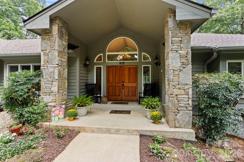 324 Kenmure Dr, Flat Rock, NC 28731