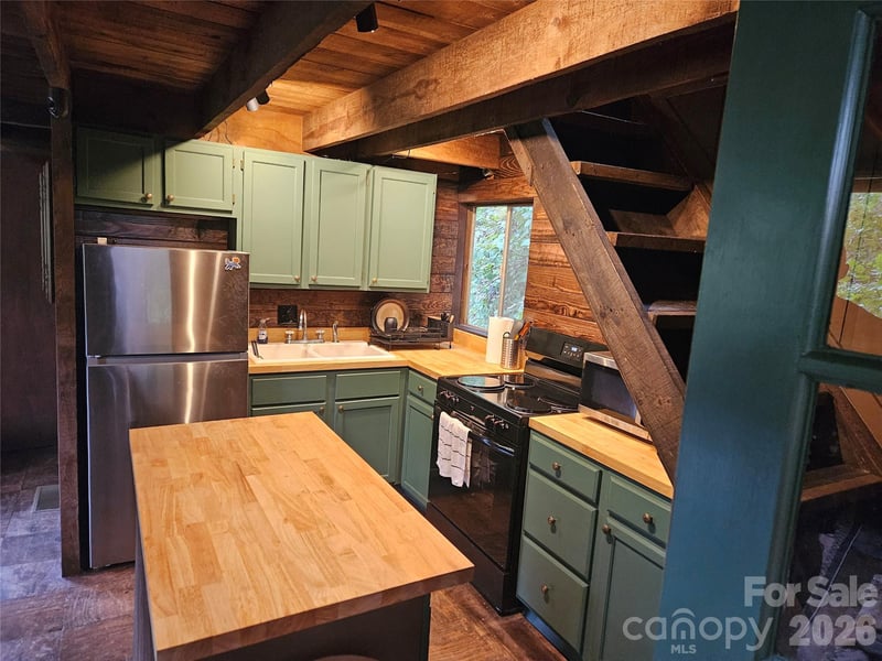 42 Mountain Farm Rd, Burnsville, NC 28714