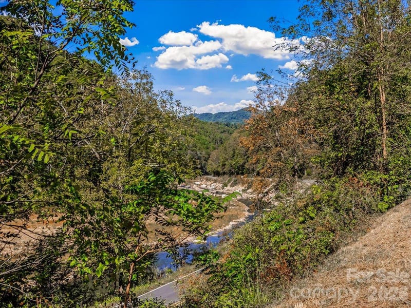 10730 Us 19w Hw, Burnsville, NC 28714