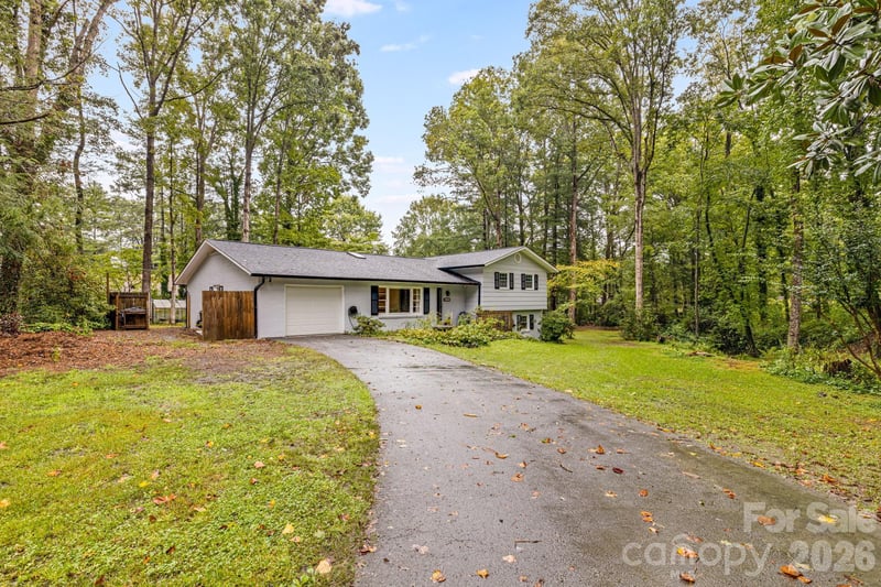 3238 Debbie Dr, Hendersonville, NC 28791