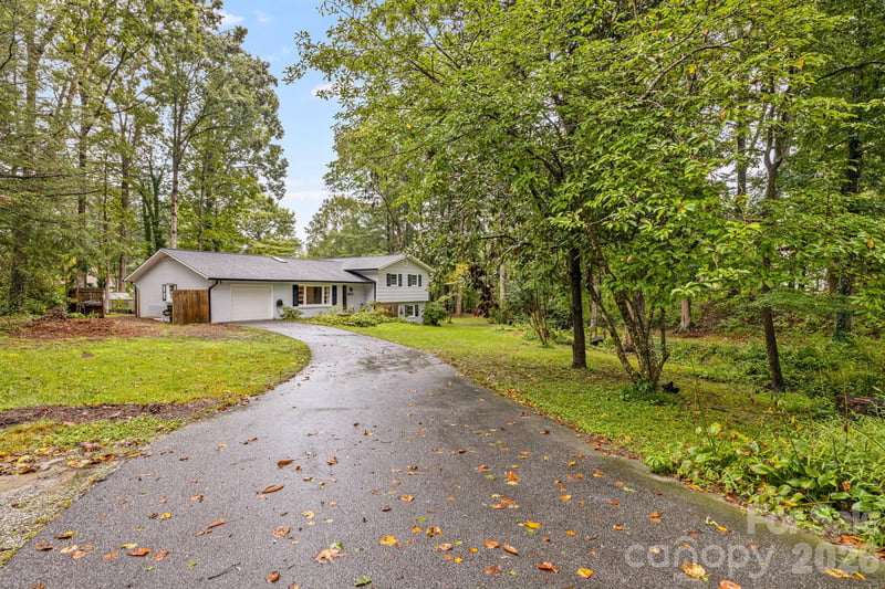 3238 Debbie Dr, Hendersonville, NC 28791