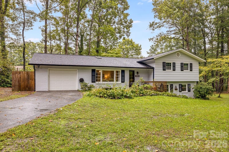 3238 Debbie Dr, Hendersonville, NC 28791