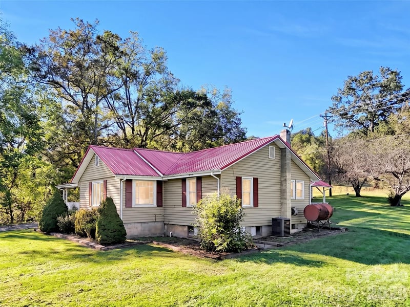 408 Sunny Dr, Waynesville, NC 28786