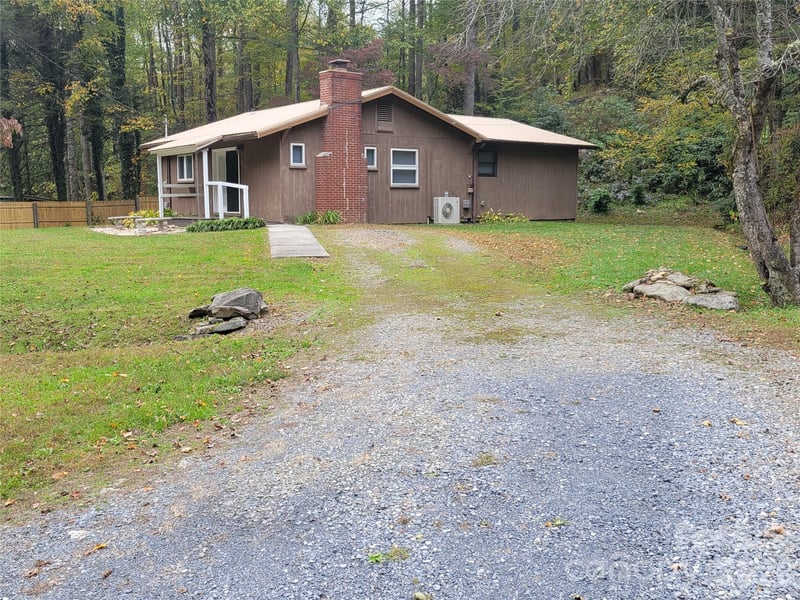 1061 Caldwell Dr, Maggie Valley, NC 28751