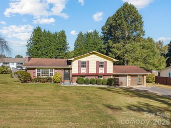 87 Underhill Rd, Hendersonville, NC 28792