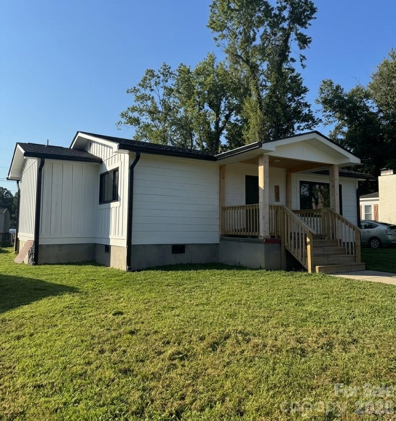 108 Maplewood Knoll Dr, East Flat Rock, NC 28726