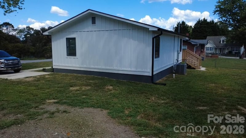 108 Maplewood Knoll Dr, East Flat Rock, NC 28726