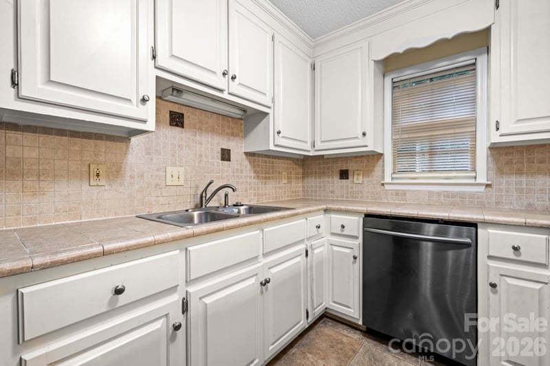 2433 1st St NW #22, Hickory, NC 28601