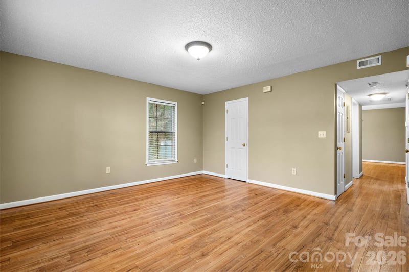 2433 1st St NW #22, Hickory, NC 28601