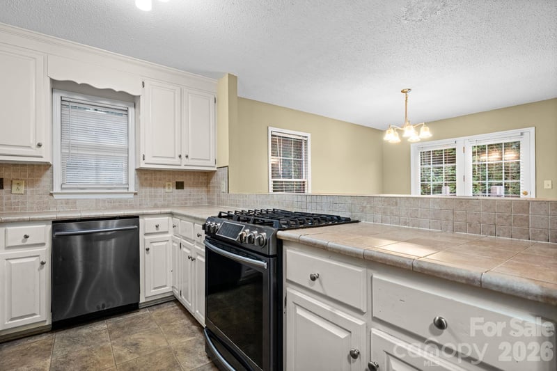 2433 1st St NW #22, Hickory, NC 28601