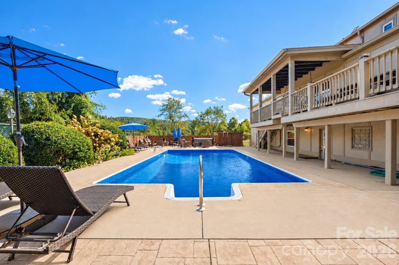 422 Crooked Creek Rd, Hendersonville, NC 28739
