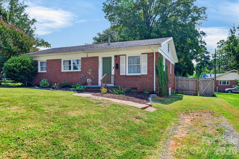3857 Whitehall Dr, Charlotte, NC 28208